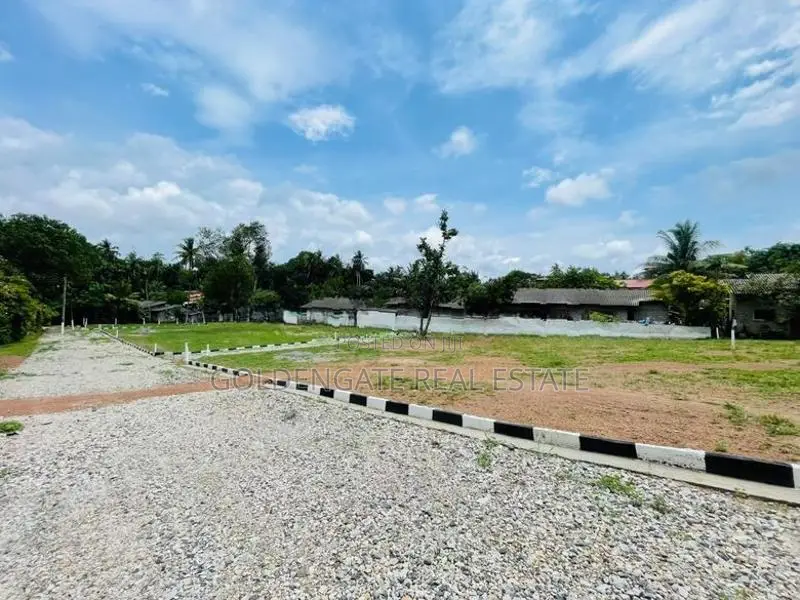 Gampaha උඩුගම්පොළින් 244 බස් පාරට 500m දුරින් බිම්කොටස්