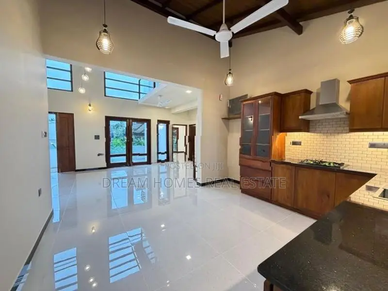 Spacious 3BR House with Paddy Field View – Koswatta