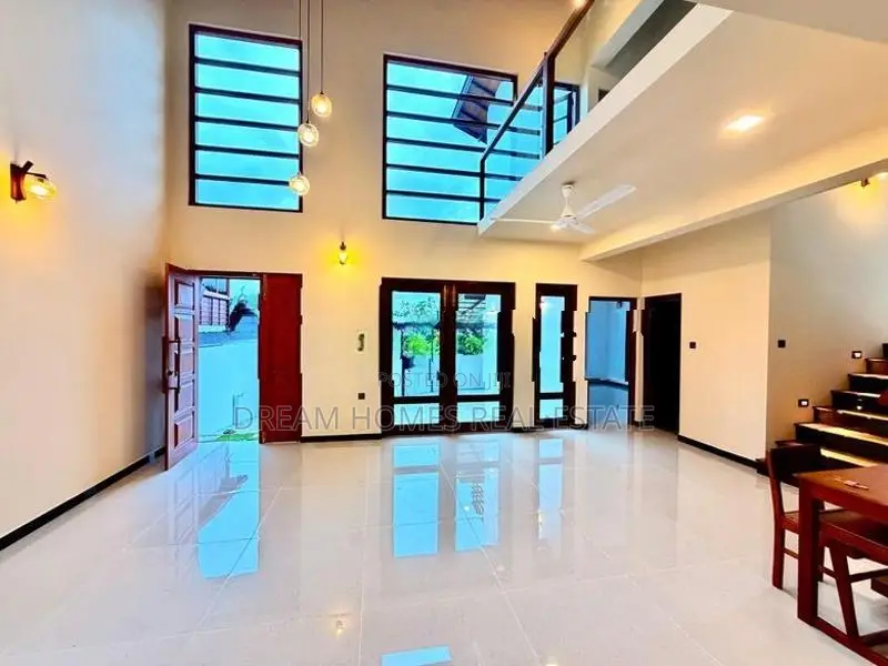 Spacious 3BR House with Paddy Field View – Koswatta