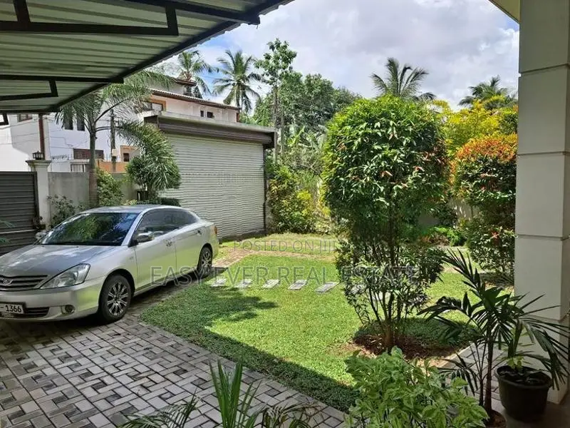 LUXURY FAMILY HOME IN THALAWATHUGODA