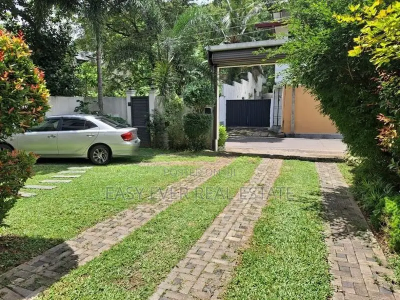 LUXURY FAMILY HOME IN THALAWATHUGODA