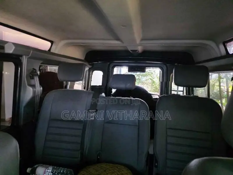 Land Rover Defender 2010