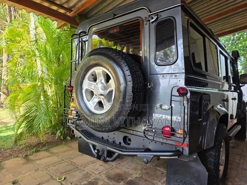 Land Rover Defender 2010