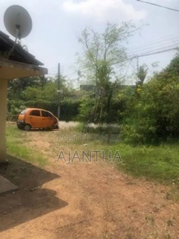 Gampaha Yakkala 83.5 Perch Infront Of Ranawiru Apparels With House Sal
