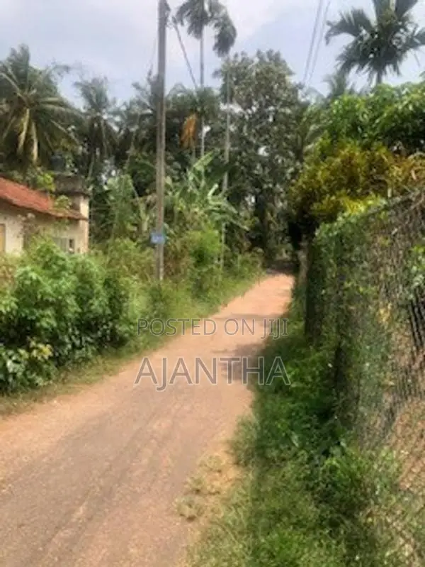 Gampaha Yakkala 83.5 Perch Infront Of Ranawiru Apparels With House Sal