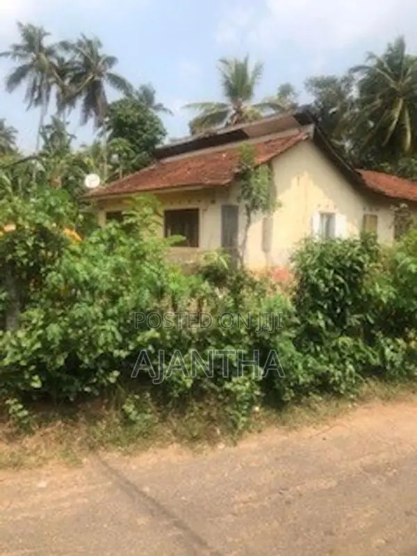 Gampaha Yakkala 83.5 Perch Infront Of Ranawiru Apparels With House Sal