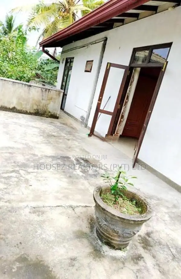 Modern Luxury 4-Bedroom House For Sale – Bandaragama