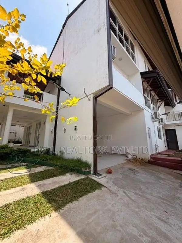Spacious 6 Bedroom Three-Storey House for Rent at Papiliyana (EM228RN)