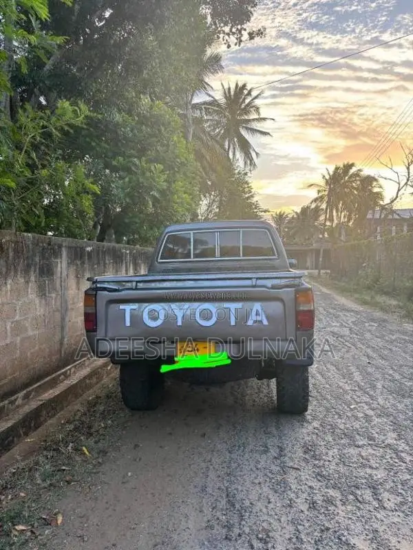 Toyota Hilux 1990 Pickup (Used)