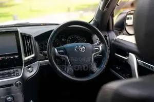 Toyota Land Cruiser V8 ZX 2017 SUV (Used)