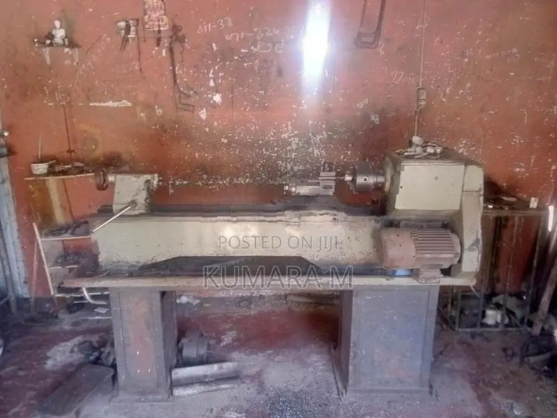 ලියවන පට්ටලය ( Lathe machine )