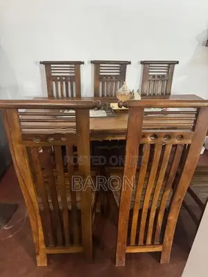තේක්ක දැවයෙන් නිමවූ උසස් නිමාවකින් යුතු පුටු හයේ කෑම මේසය