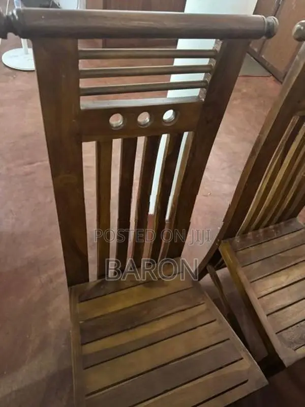 තේක්ක දැවයෙන් නිමවූ උසස් නිමාවකින් යුතු පුටු හයේ කෑම මේසය