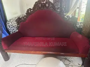 ඇන්ටික් කවිච්චිය සමග පුටු දෙක