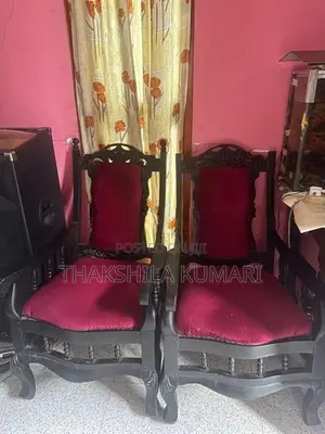 ඇන්ටික් කවිච්චිය සමග පුටු දෙක