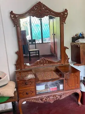 කණ්නාඩි මේසය