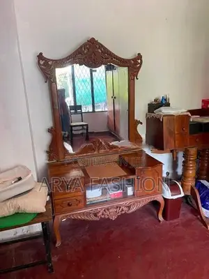 කණ්නාඩි මේසය