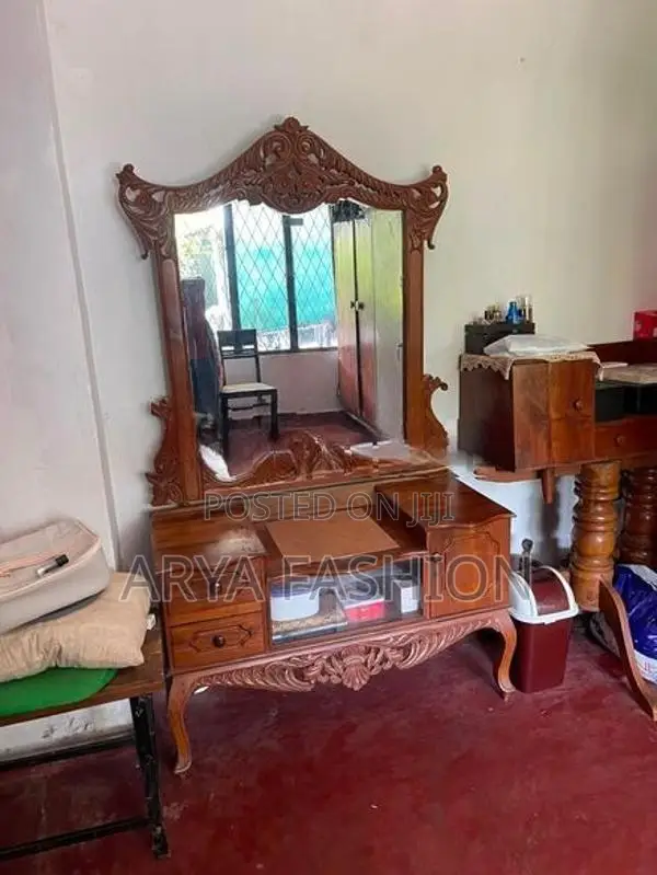 කණ්නාඩි මේසය