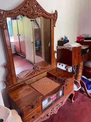 කණ්නාඩි මේසය