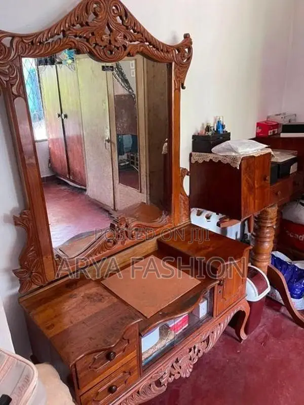 කණ්නාඩි මේසය