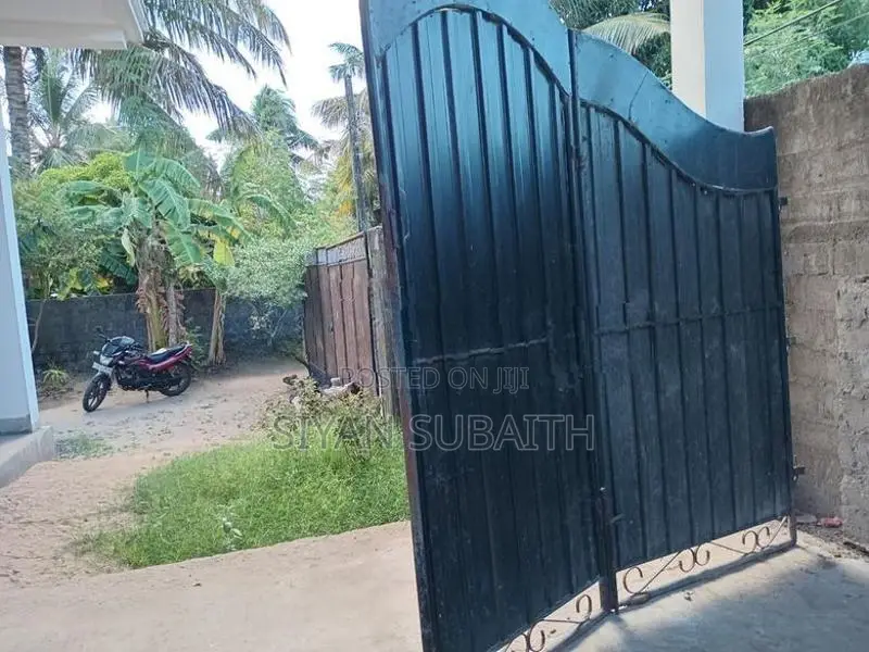 Gate 13 Feet