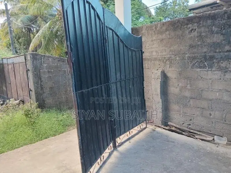 Gate 13 Feet