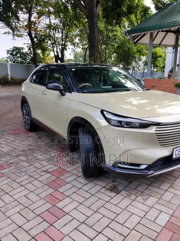 Honda Vezel Z Play With Moon Roof 2023 SUV (Used)