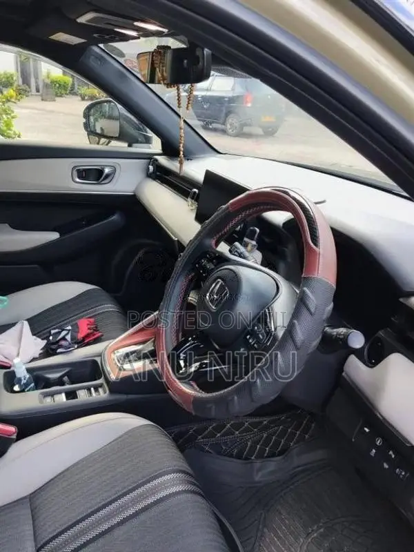 Honda Vezel Z Play With Moon Roof 2023 SUV (Used)