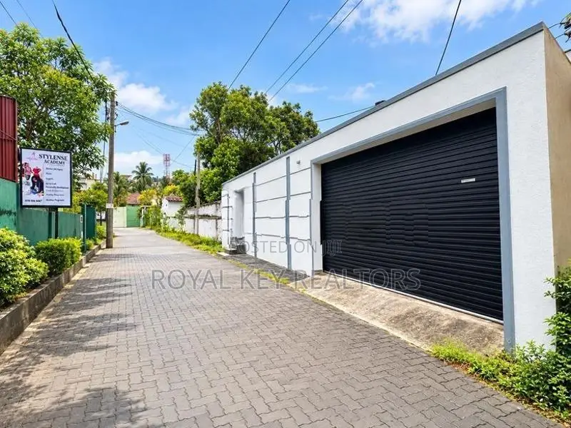 07 Bedroom Unfurnished House for Sale in Colombo 06