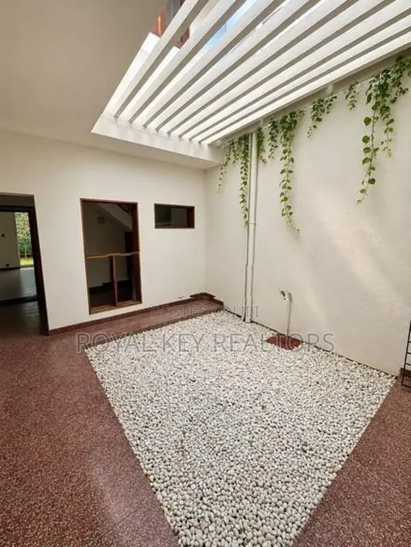 07 Bedroom Unfurnished House for Sale in Colombo 06