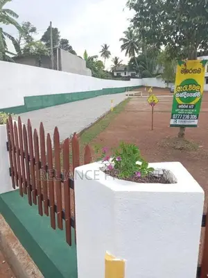 නිස්කලන්ක පරිසරයක අනගි බිම් කොටස් ඇරැව්වල