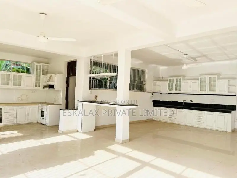 4 Story House For Sale in Colombo 5 - EH249