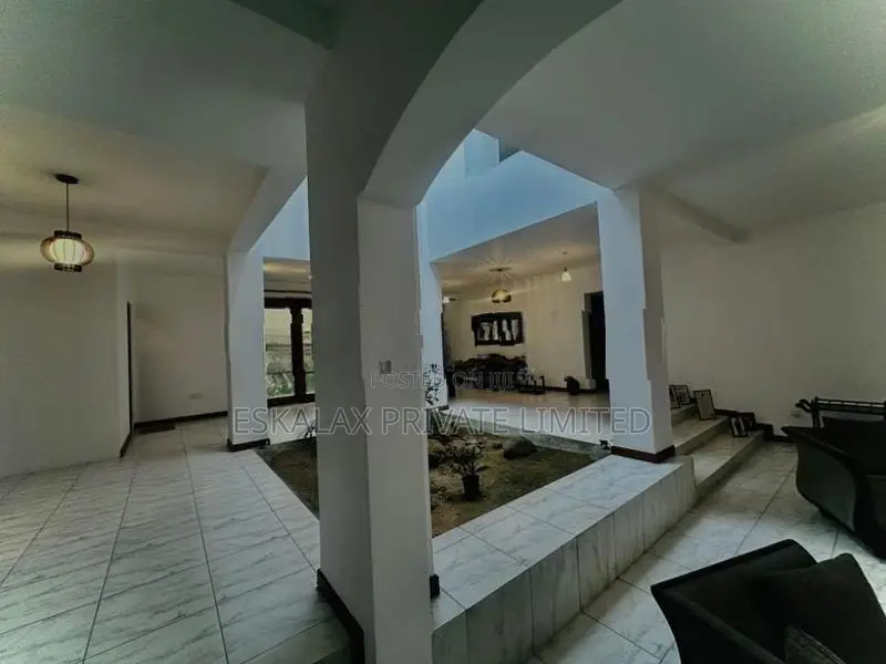 Luxury - 4 Bedrooms House For Sale in Nawala EH318