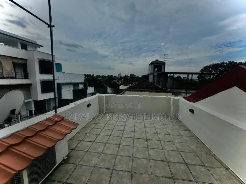 Luxury - 4 Bedrooms House For Sale in Nawala EH318