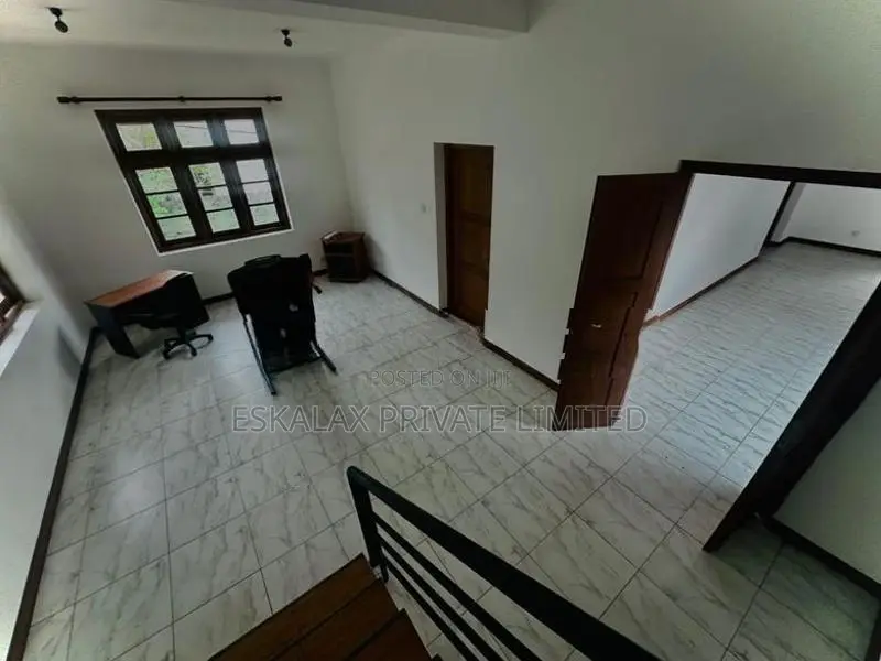 Luxury - 4 Bedrooms House For Sale in Nawala EH318