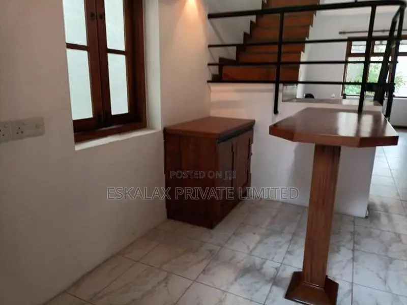 Luxury - 4 Bedrooms House For Sale in Nawala EH318