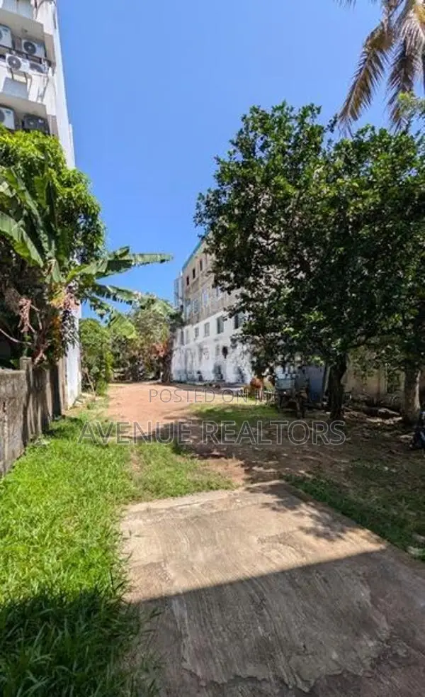Prime Commercial Land for Sale on Hudson Road, Colombo 03 | (LA4813)