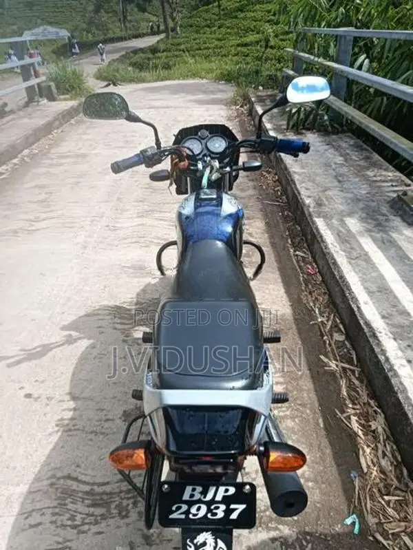 Bajaj CT100 2025