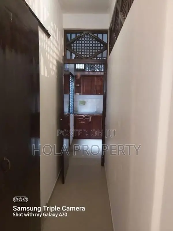 5 BHK AC (All Purpose) 3 Storey Colombo 05