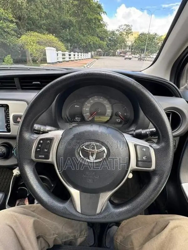 Toyota Vitz 2015