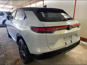 Honda Vezel Z Play Moon Roof 2025