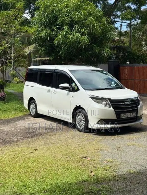 Toyota Noah HYBRID 2014