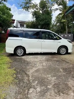 Toyota Noah HYBRID 2014