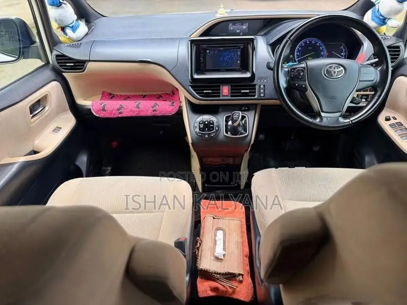 Toyota Noah HYBRID 2014