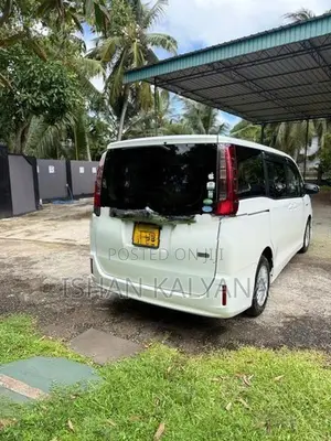 Toyota Noah HYBRID 2014