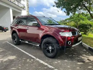 Mitsubishi Montero 2012