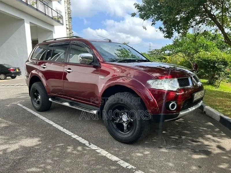 Mitsubishi Montero 2012