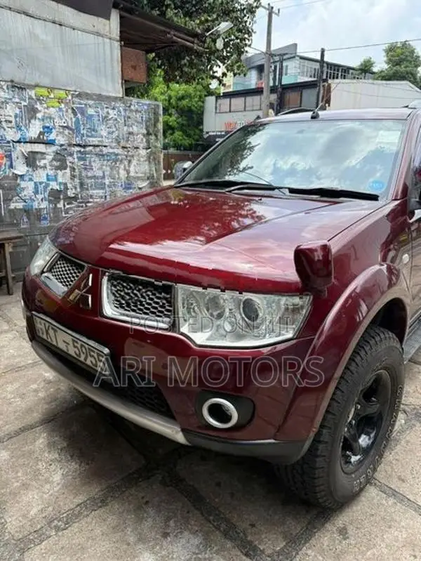 Mitsubishi Montero 2012