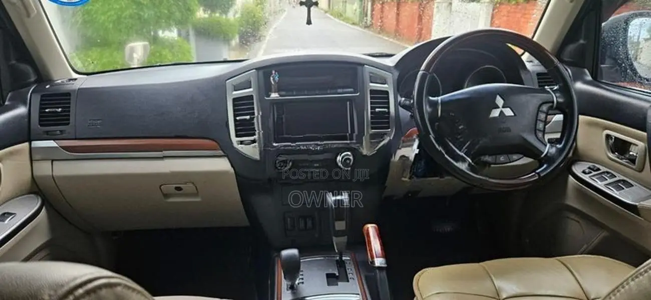 Mitsubishi Pajero Montero 2012