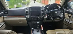 Mitsubishi Pajero Montero 2012